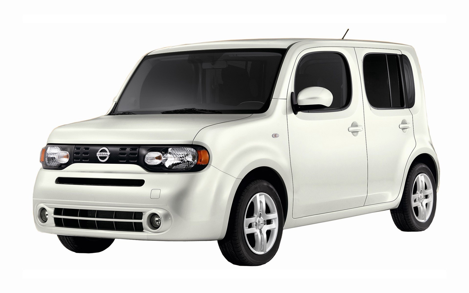white nissan cube car