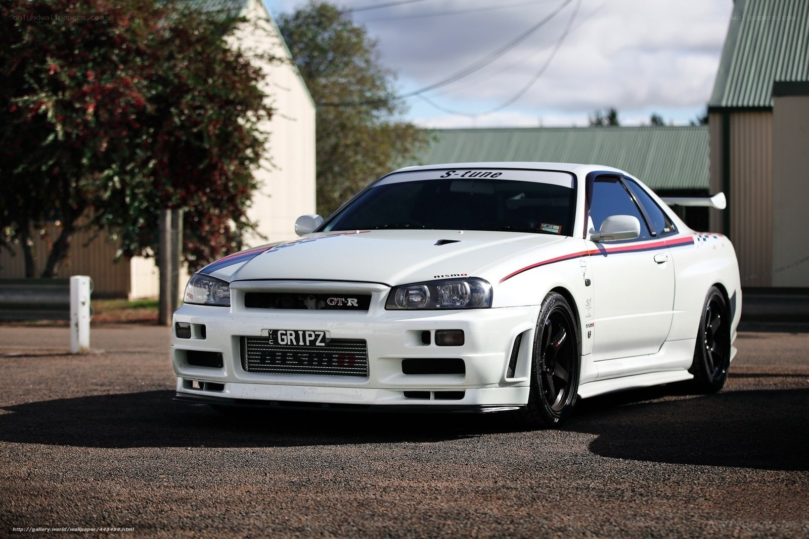 white nissan gt-r car