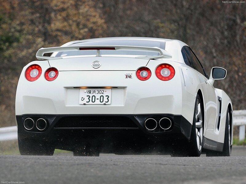White Nissan Gt-r — Dynamic