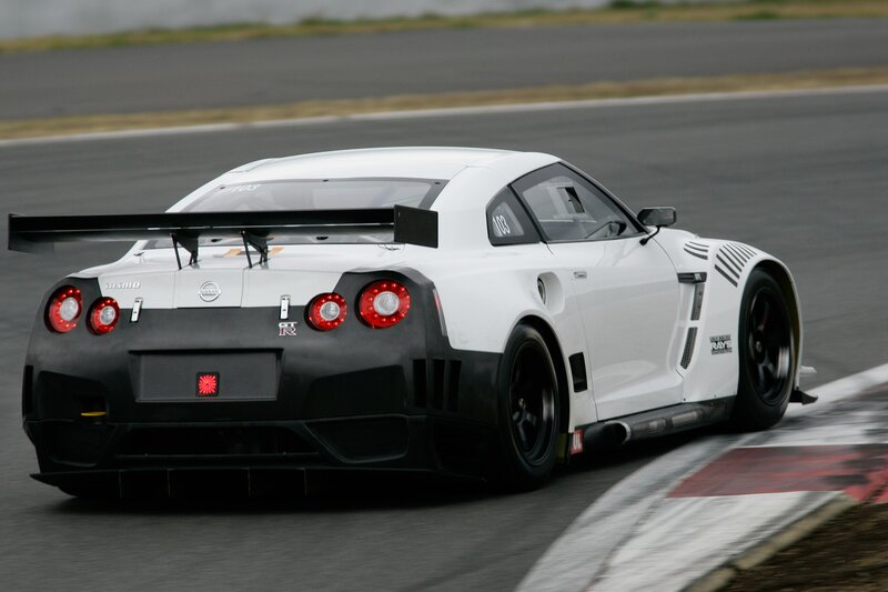 white nissan gt-r race car