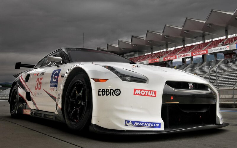 White Nissan GT-R race car