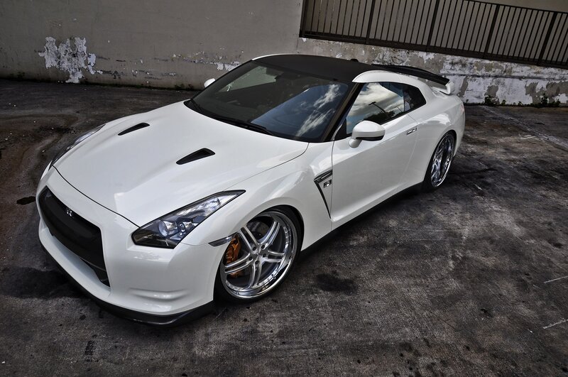 white nissan gt-r sports car