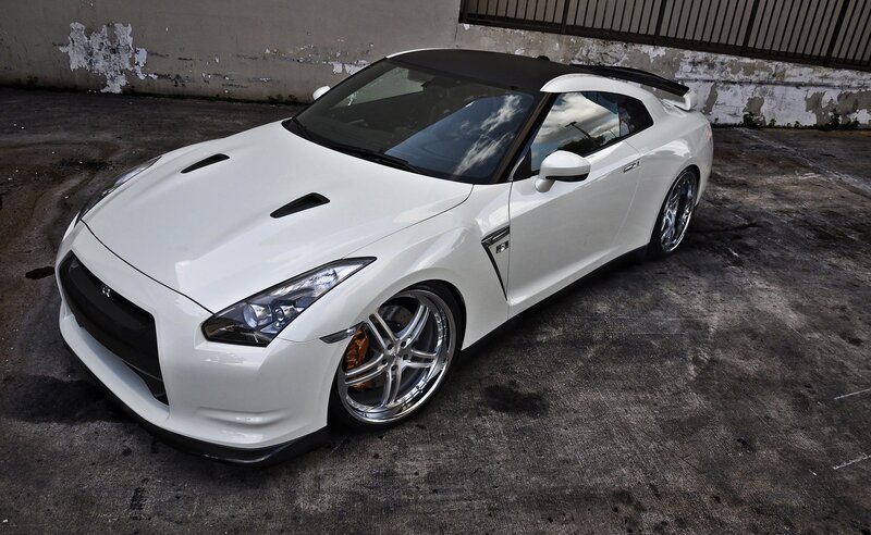 white nissan gt-r sports car