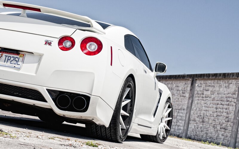 white nissan gt-r sports car