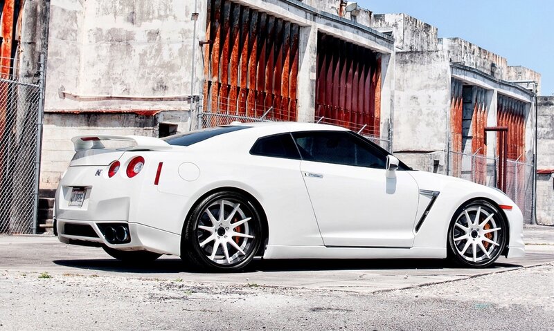 white nissan gt-r sports car