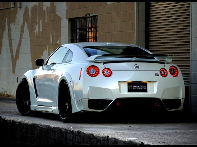 white nissan gt-r sports car