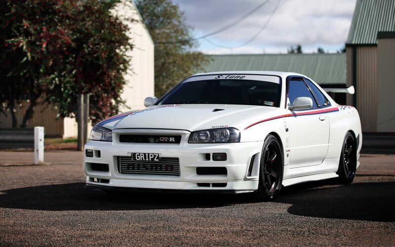 white nissan gt-r sports car