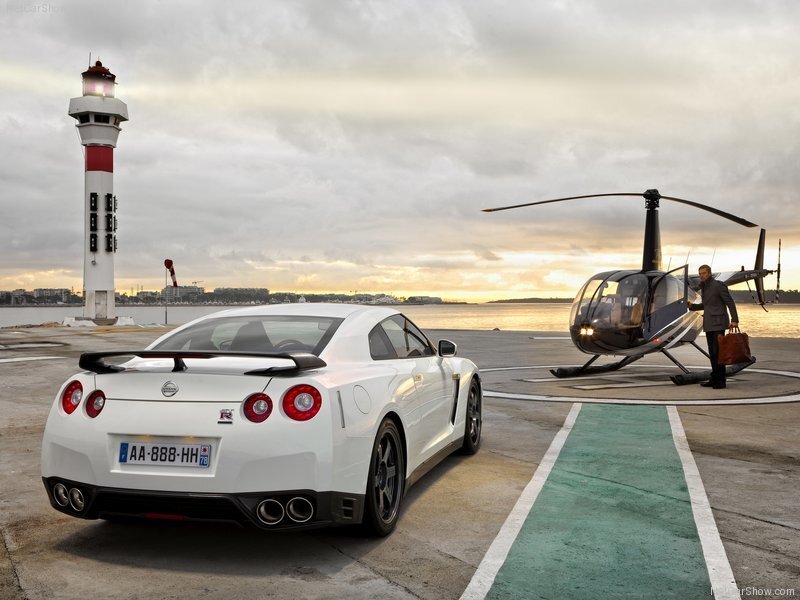 White Nissan Gt-r