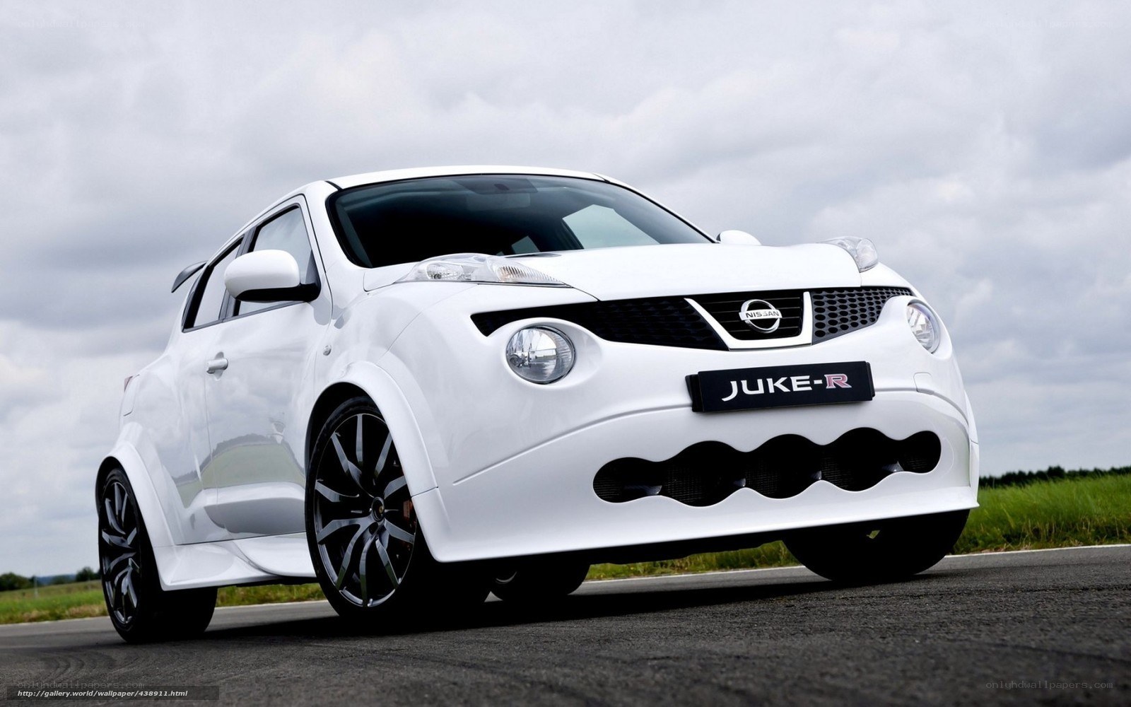 White Nissan Juke-R on road