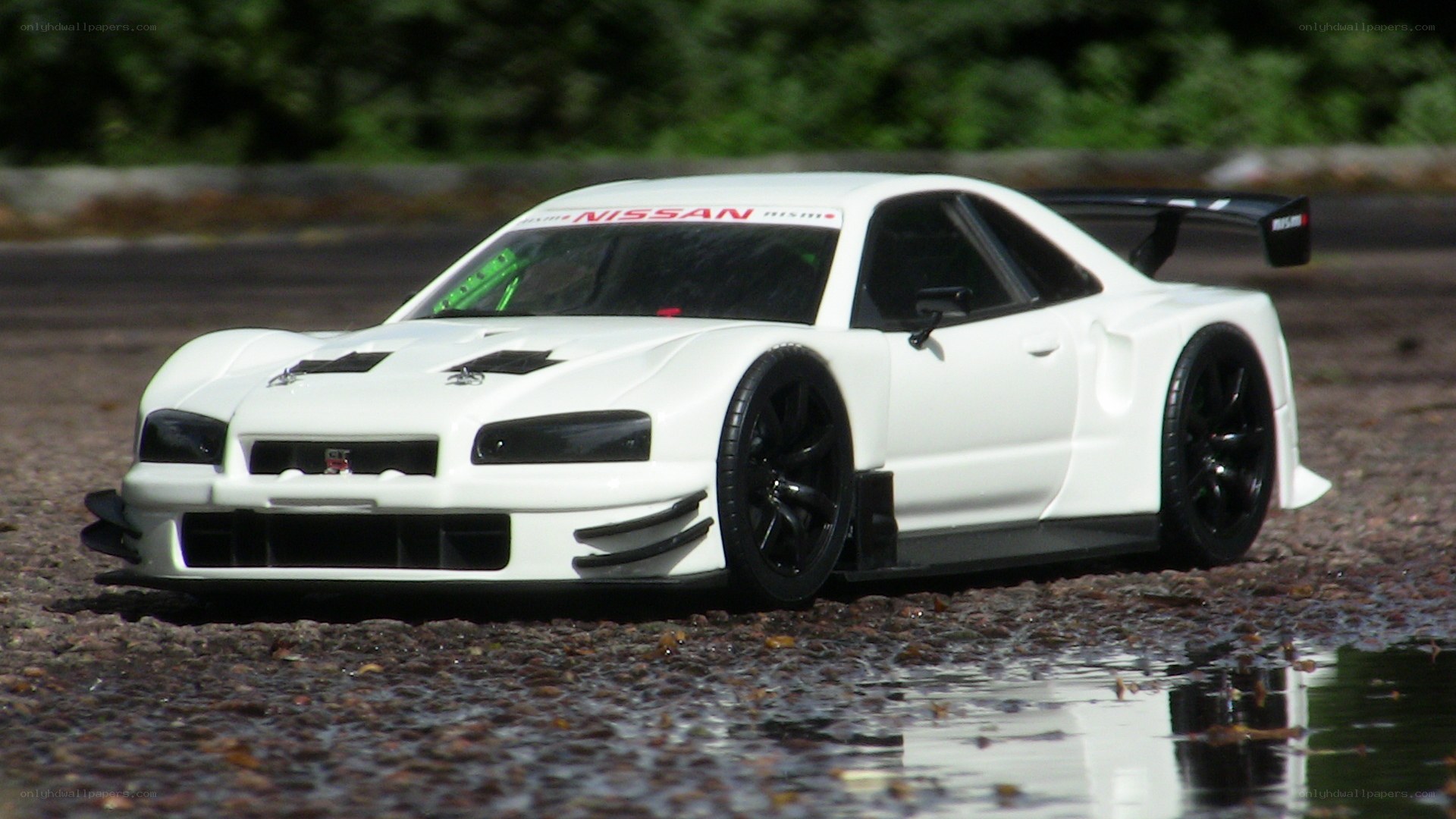 white nissan race car model
