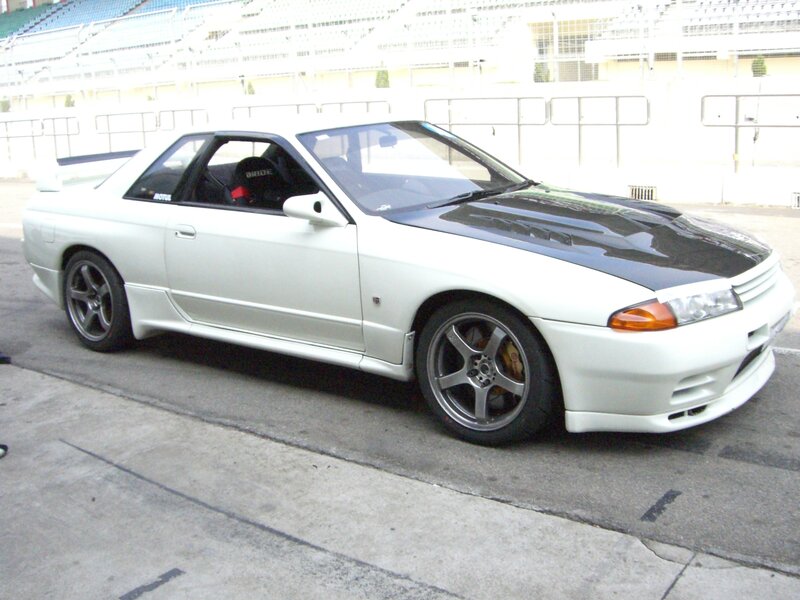 white nissan skyline gt-r