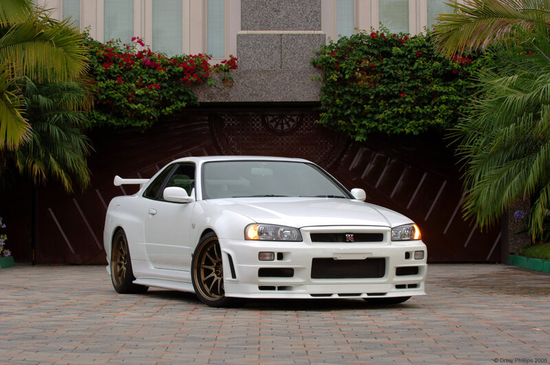 White Nissan Skyline Gt-r — Calm