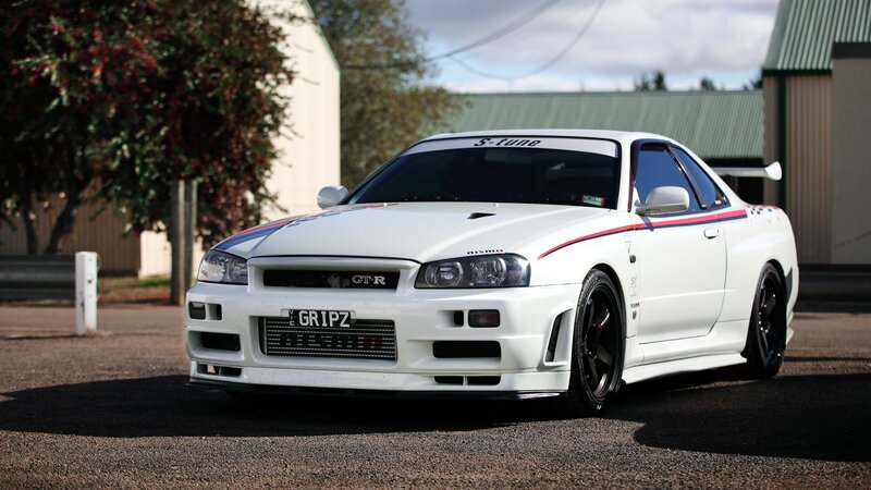 White Nissan Skyline Gtr — Calm