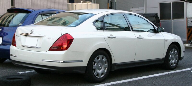 white nissan teana sedan