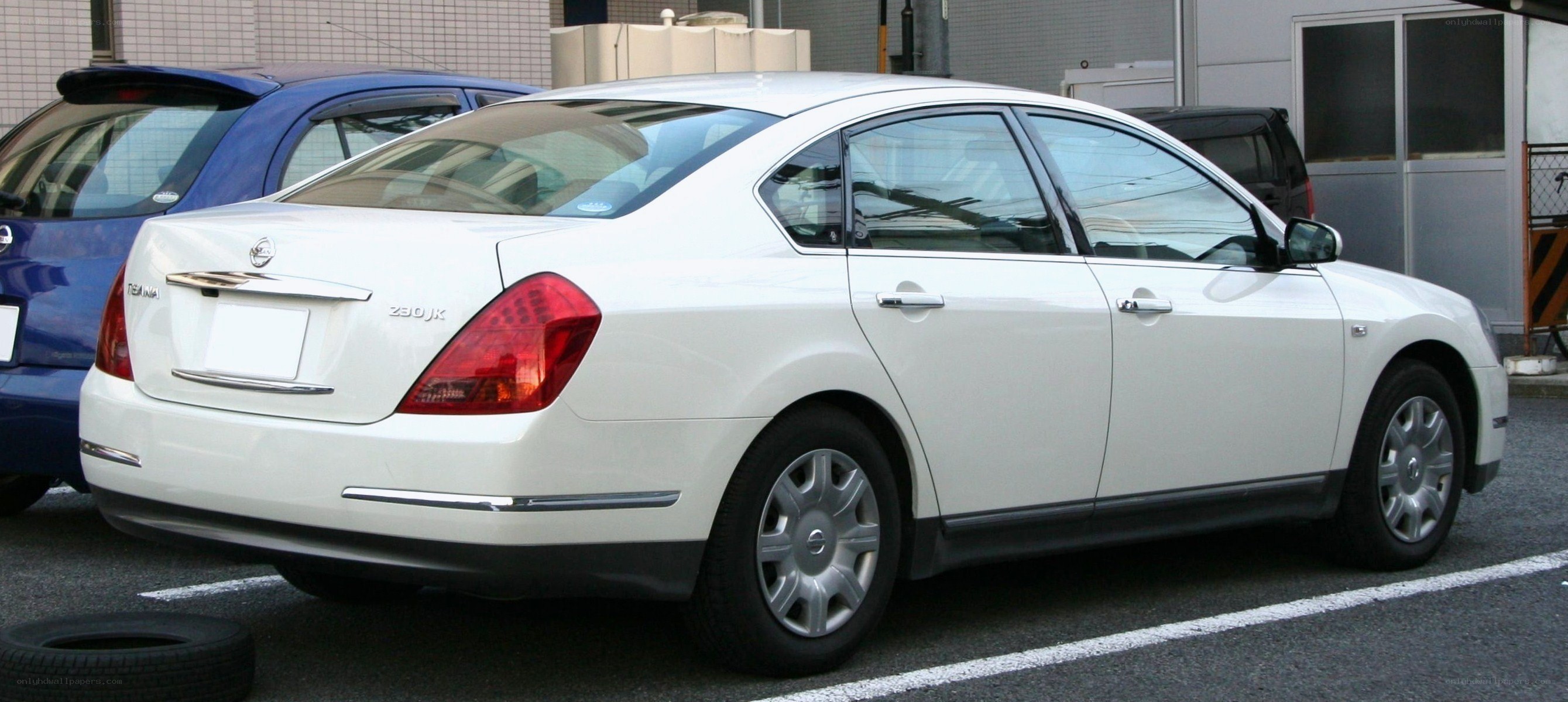 white nissan teana sedan