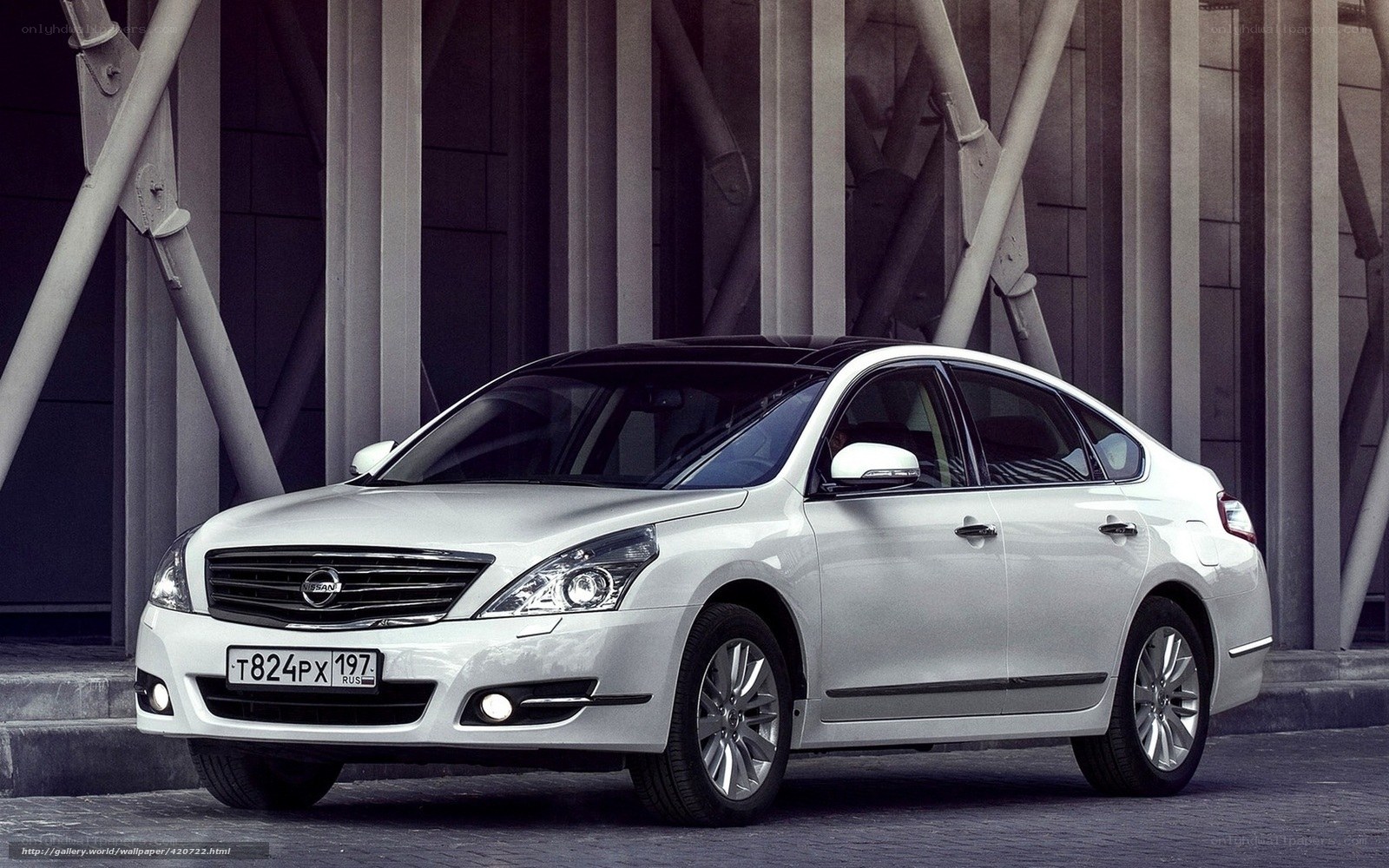 White Nissan Teana sedan