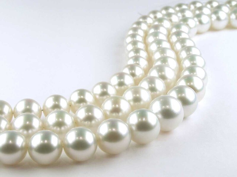 white pearl necklace