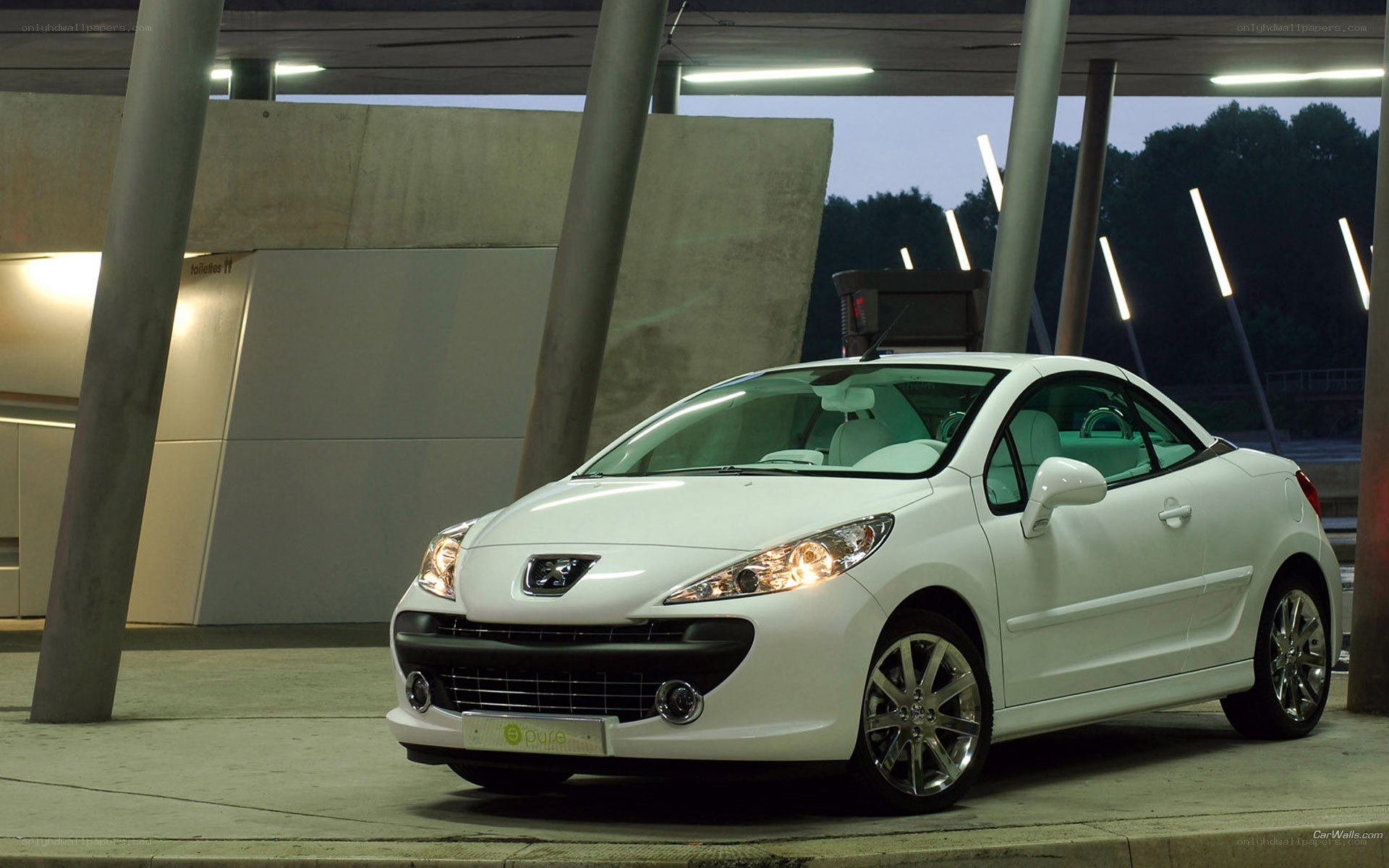 white peugeot 207 coupe