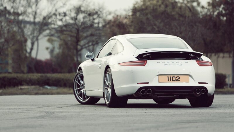 White Porsche 911 Carrera S — Calm