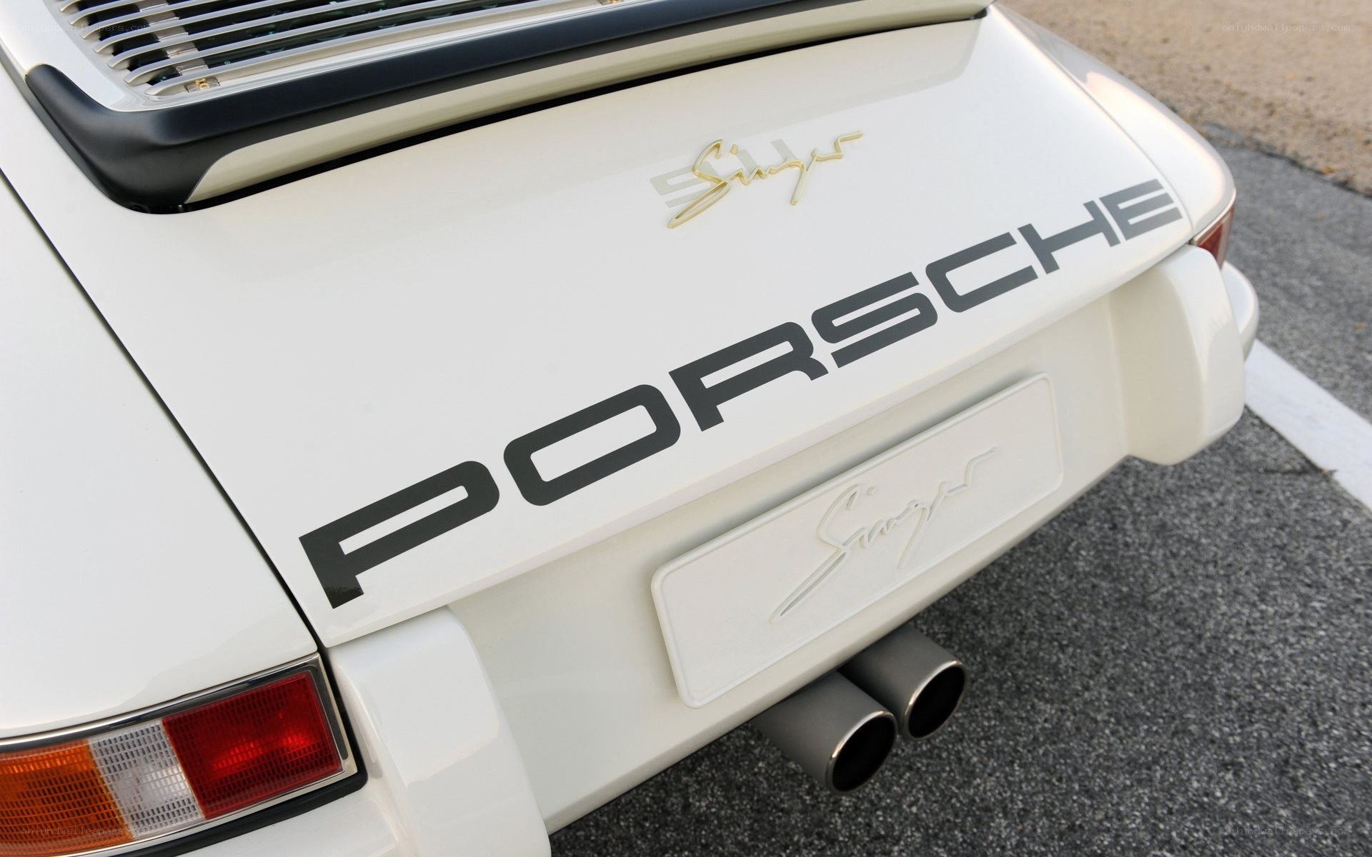 white porsche 911 coupe