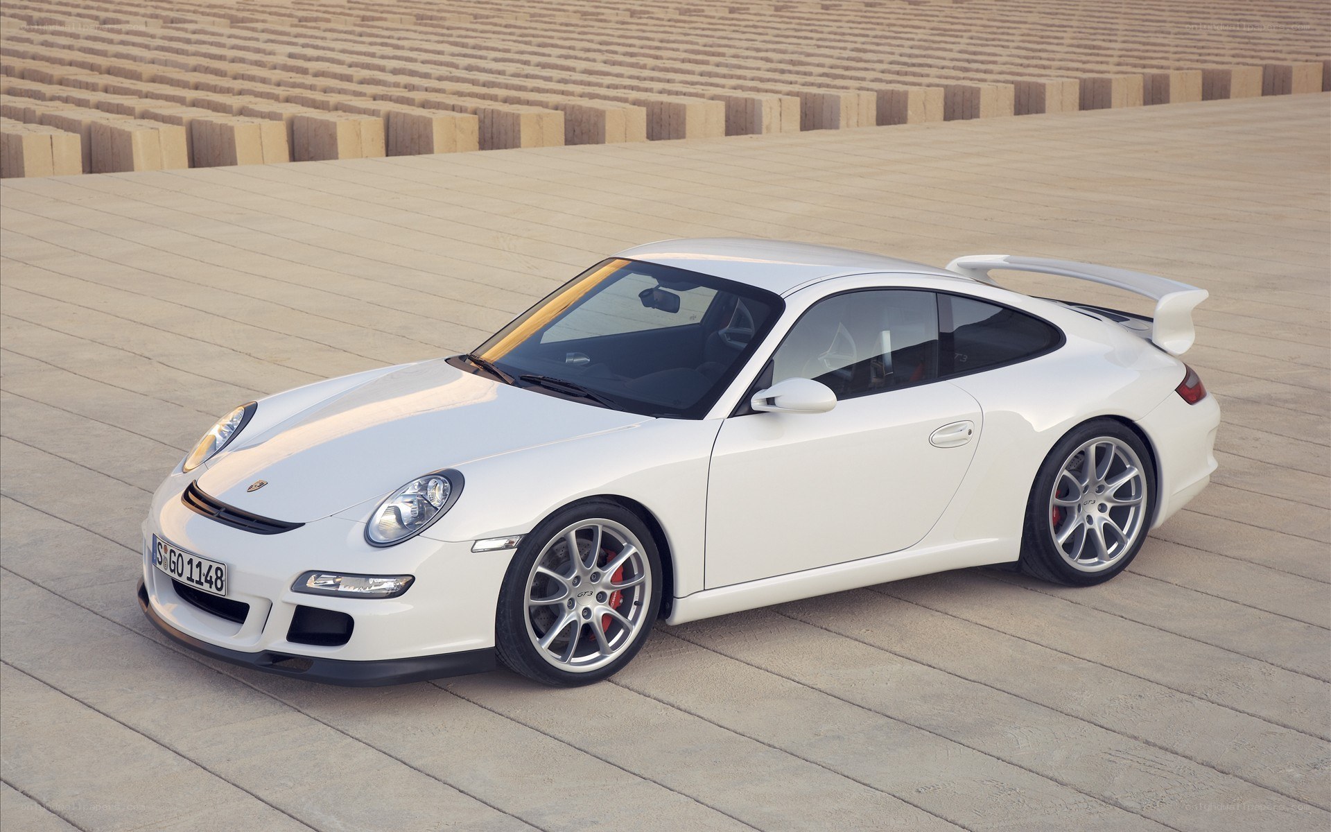 White Porsche 911 GT3