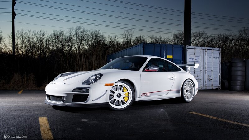White Porsche 911 GT3 RS 4.0