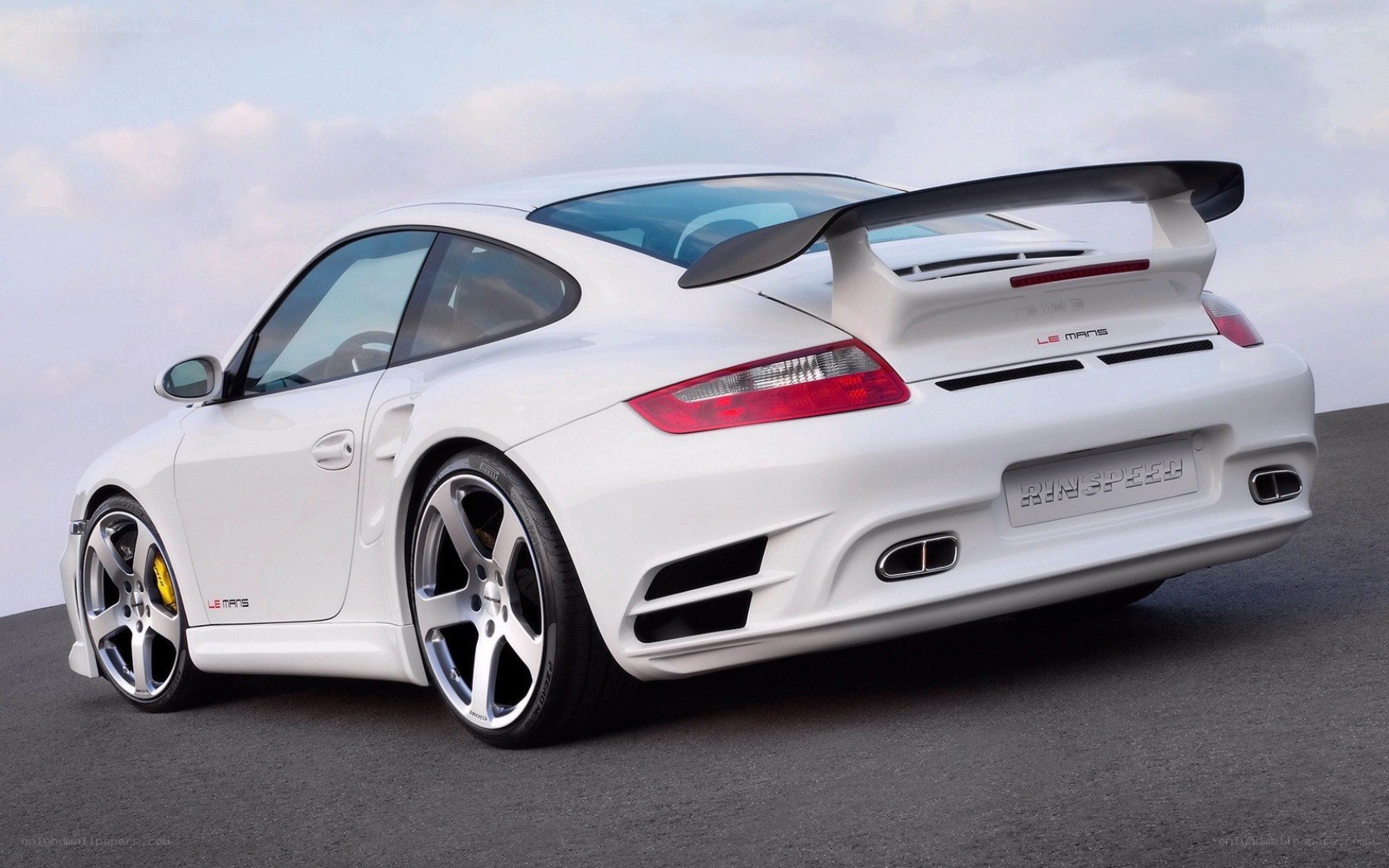 white porsche 911 le mans