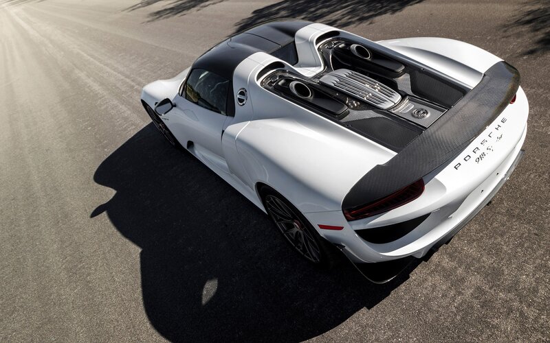 White Porsche 918 Spyder — Dramatic