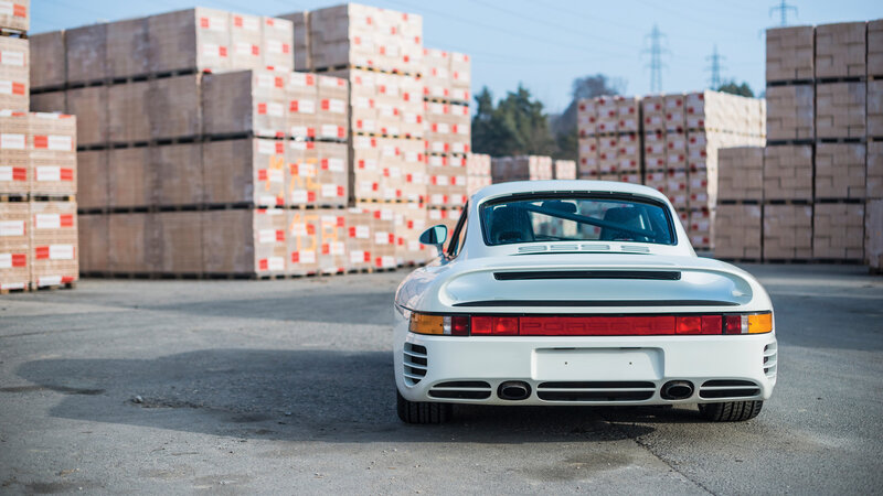 White Porsche 959