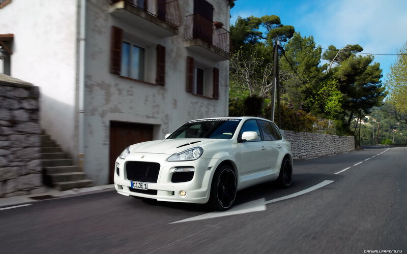 White Porsche Cayenne — Dynamic