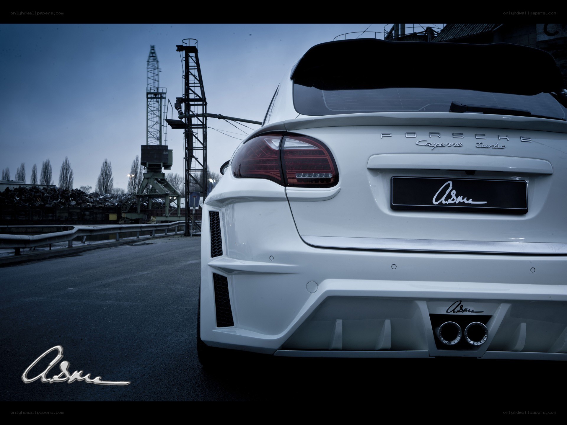White Porsche Cayenne Turbo
