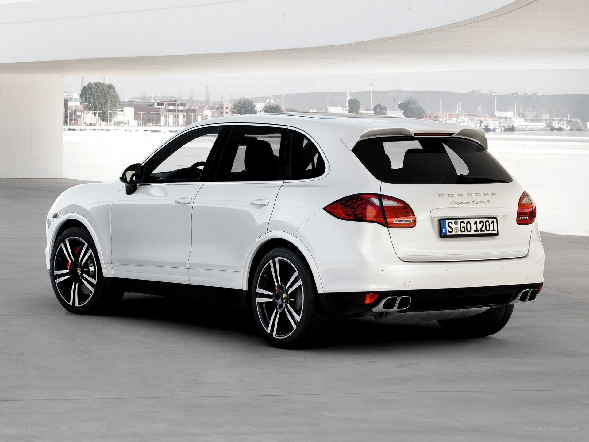 White Porsche Cayenne Turbo S