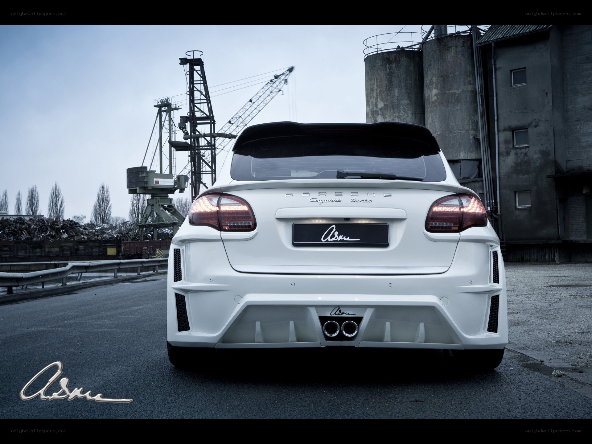 white porsche cayenne turbo