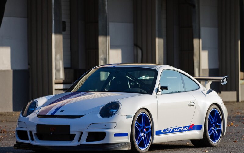 white porsche gt turbo r