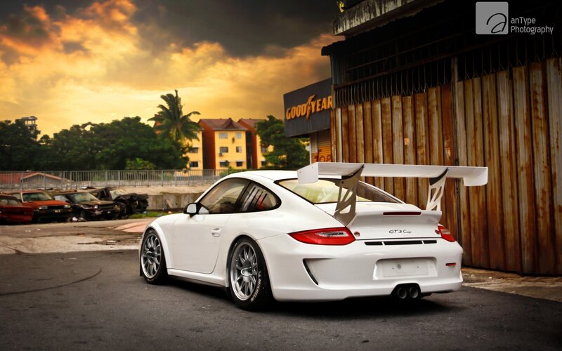 white porsche gt3 cup car