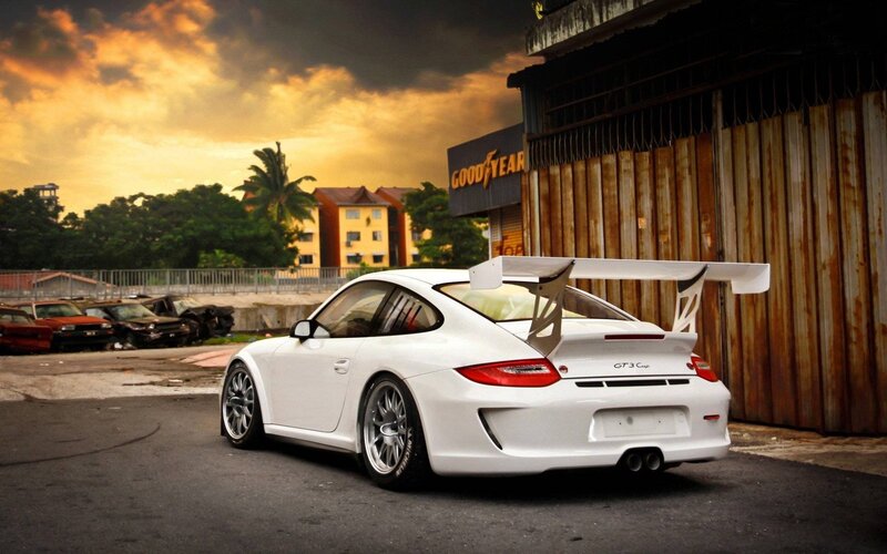 White Porsche GT3 Cup — Dramatic
