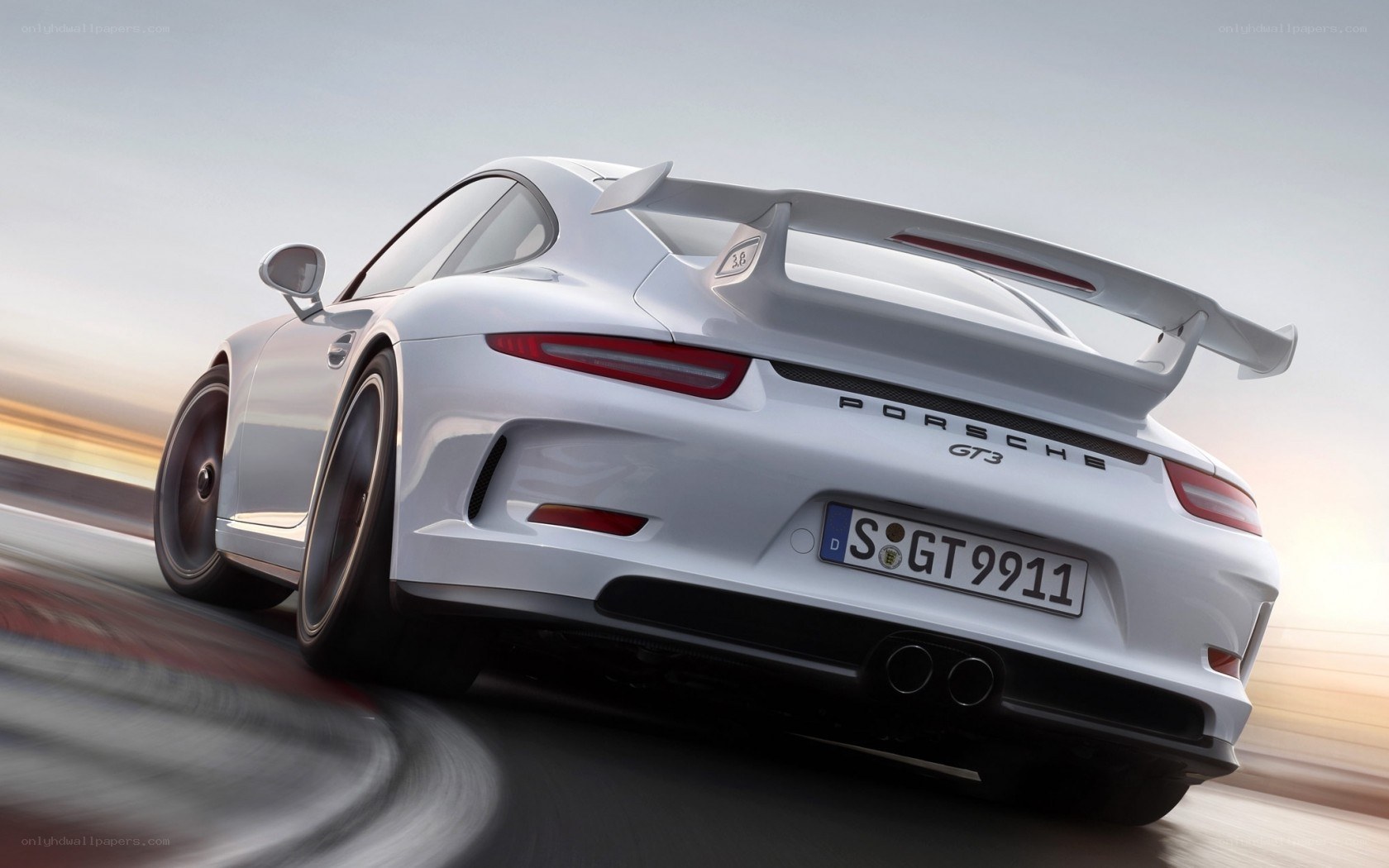 White Porsche GT3 in motion
