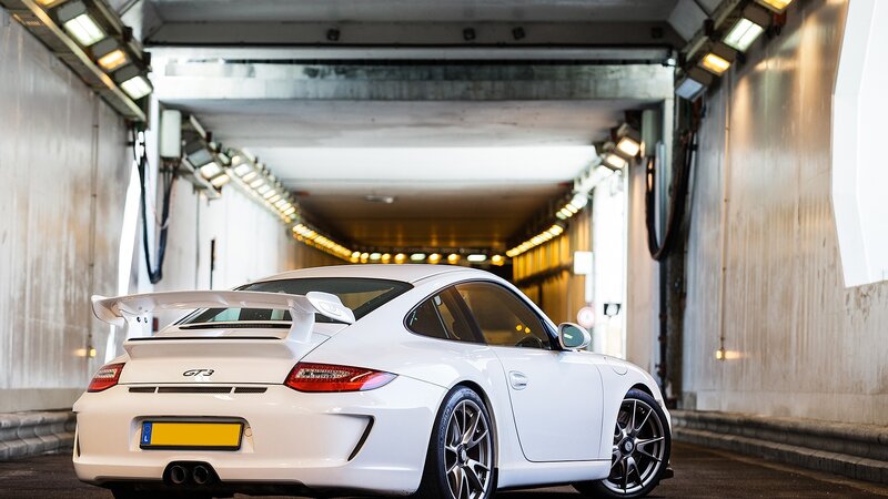 White Porsche GT3 in tunnel