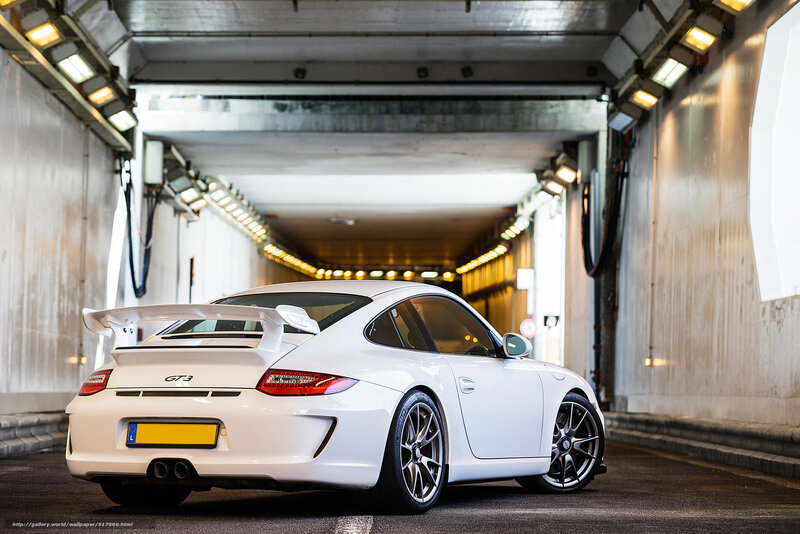 White Porsche GT3 in tunnel