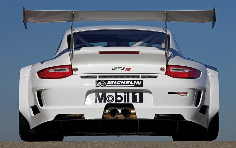 white porsche gt3 r race car