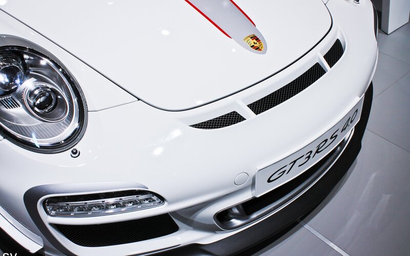 White Porsche GT3 RS 4.0 front view