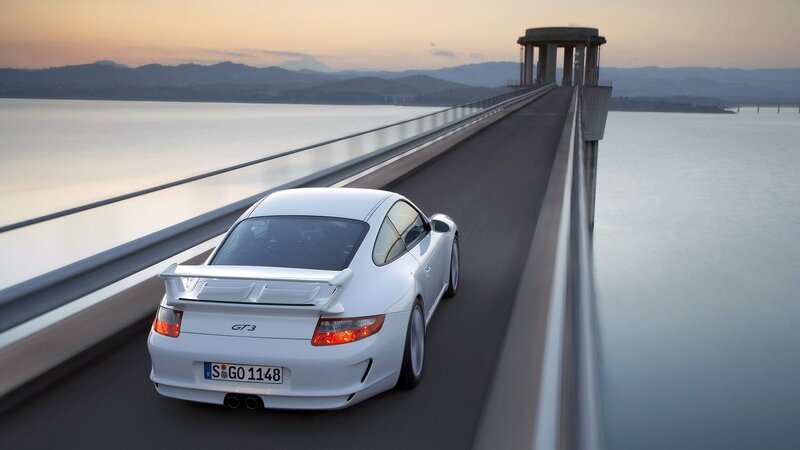 White Porsche Gt3