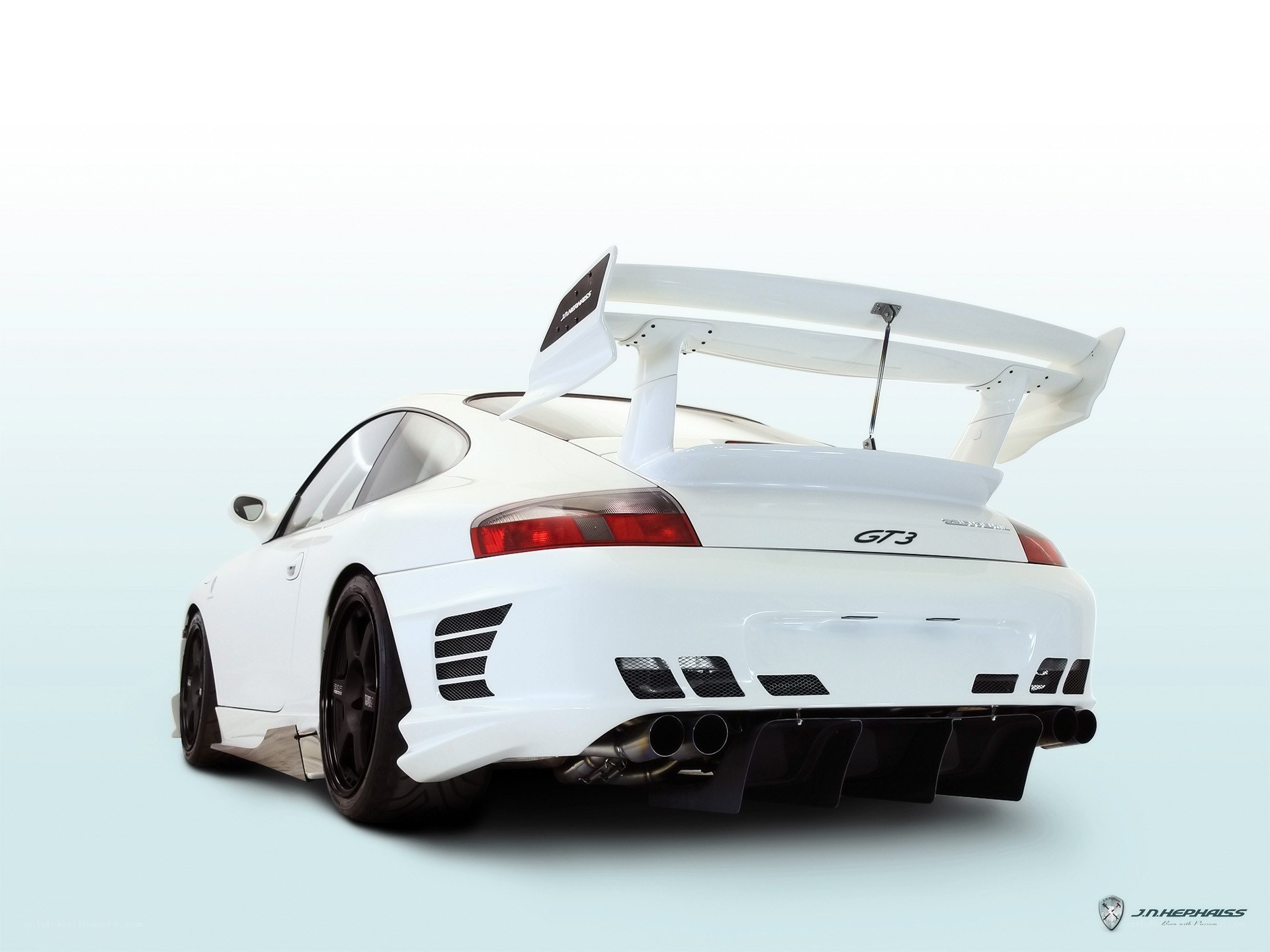 white porsche gt3 with large wing