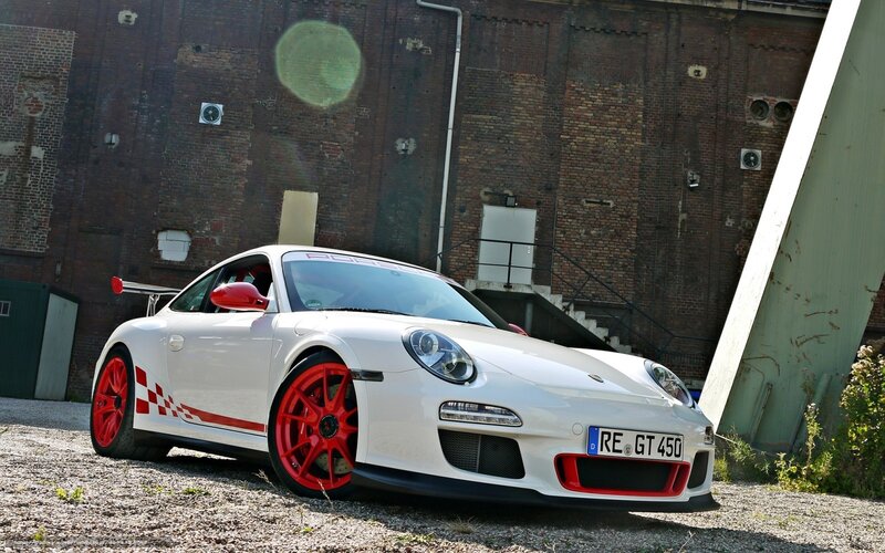 White Porsche GT3 with red accents