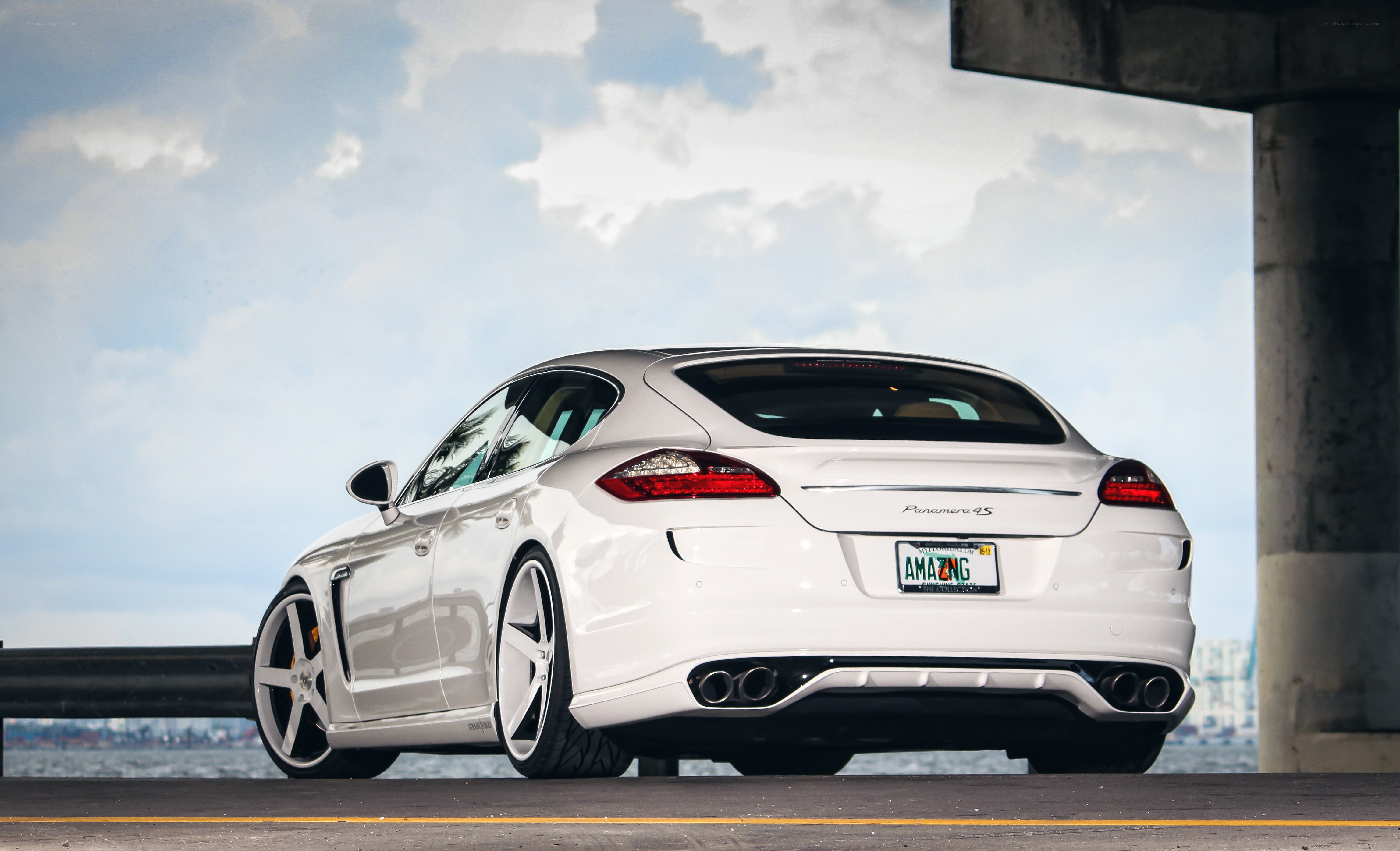 White Porsche Panamera 4S