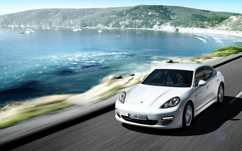 White Porsche Panamera — Dynamic