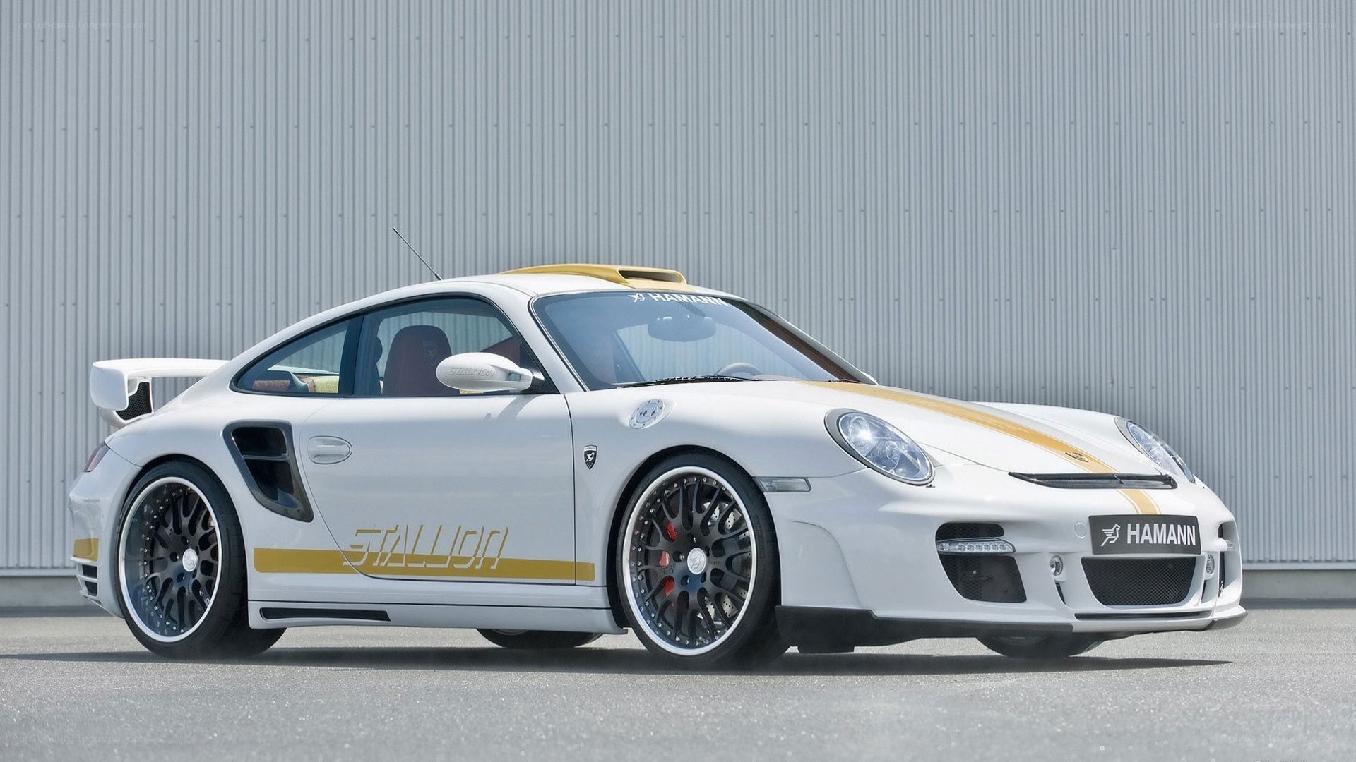 White Porsche with gold stripes