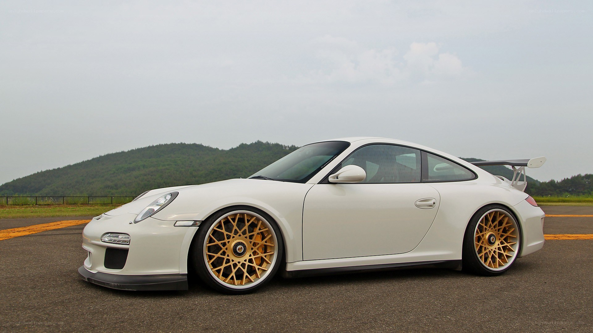 white porsche with gold wheels