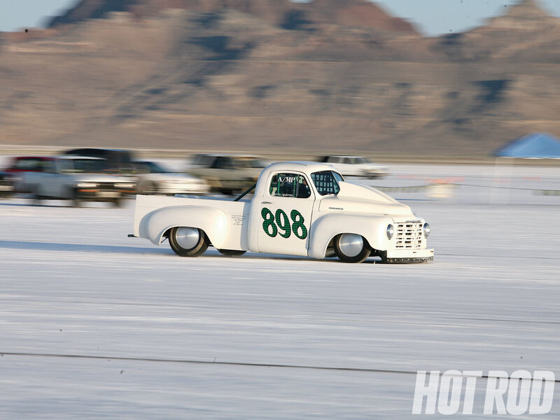 White Racing Truck — Dynamic