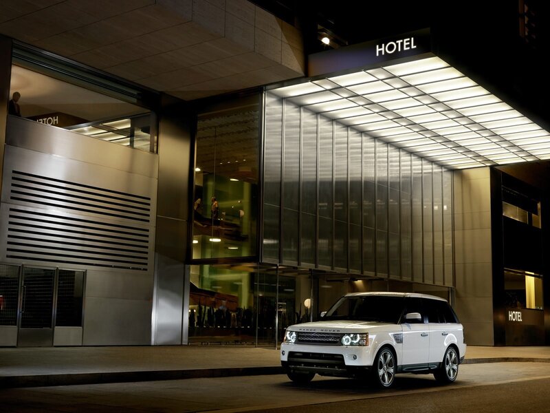 White Range Rover at hotel entrance